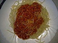 Spagety po bolonsku s uzeninou a syrem